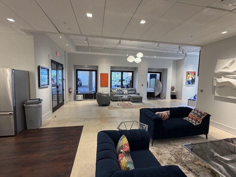 More Photos Of 633 9th St N, Naples Office For Lease