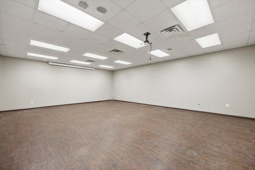 More Photos Of 905 E Broad St, Forney Manufacturing For Lease