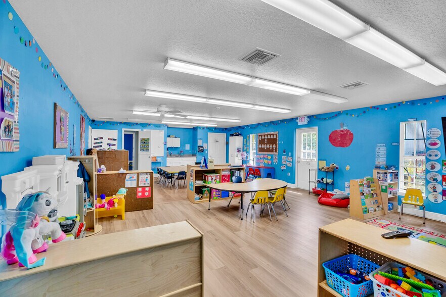 More Photos Of 1285 6th Ave, Vero Beach General Retail For Sale