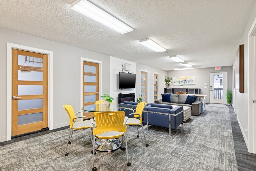 More Photos Of 2632 Crowchild Trl SW, Calgary Office For Sale