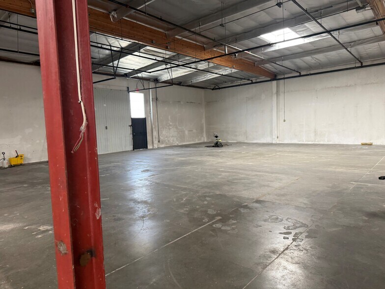 More Photos Of 249 131st St, Los Angeles Warehouse For Lease