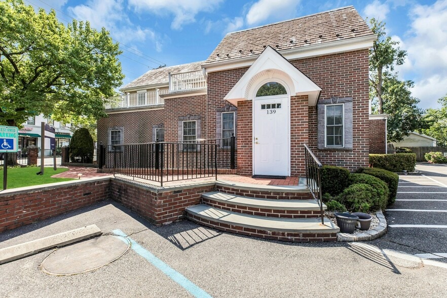 Primary Photo Of 139 Plandome Rd, Manhasset Medical For Sale