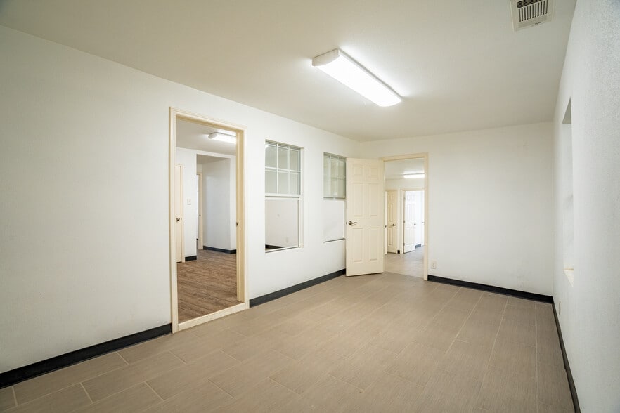 More Photos Of 401 W Simonds Rd, Seagoville Office For Sale