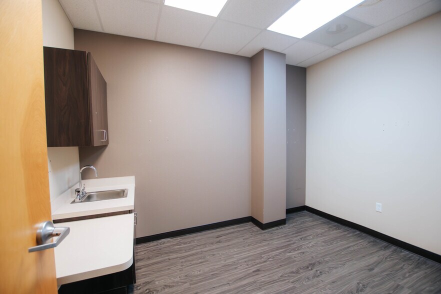 More Photos Of 9870 N Gateway Blvd, El Paso Office For Lease