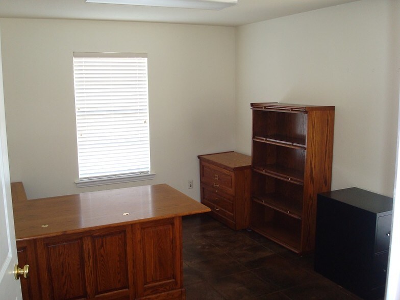 More Photos Of 10201 E Bankhead Hwy, Aledo Office For Lease