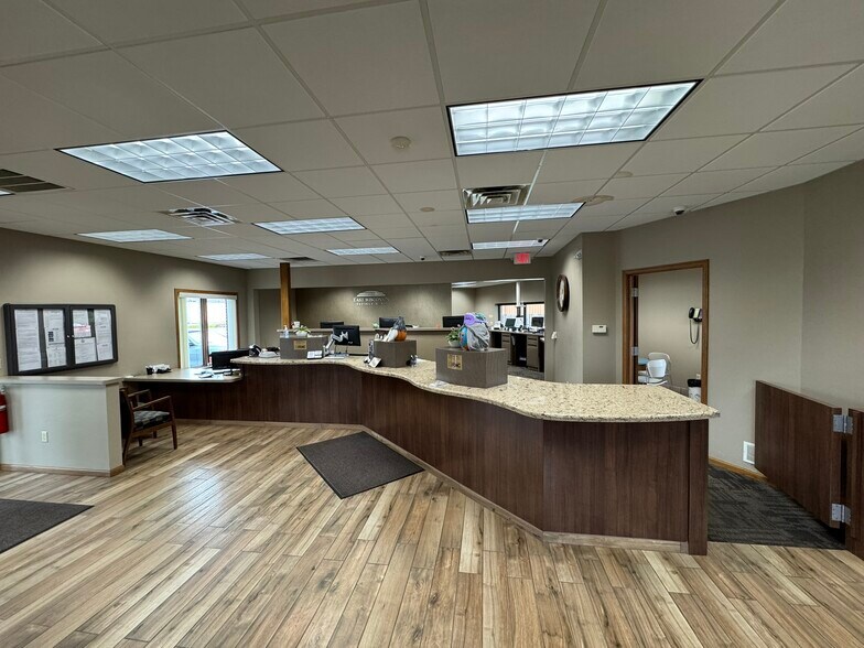 More Photos Of 1501 N Casaloma Dr, Appleton Bank For Sale