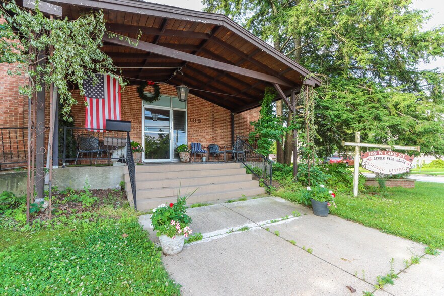 More Photos Of 109 W Lake St, Waupaca Healthcare For Sale