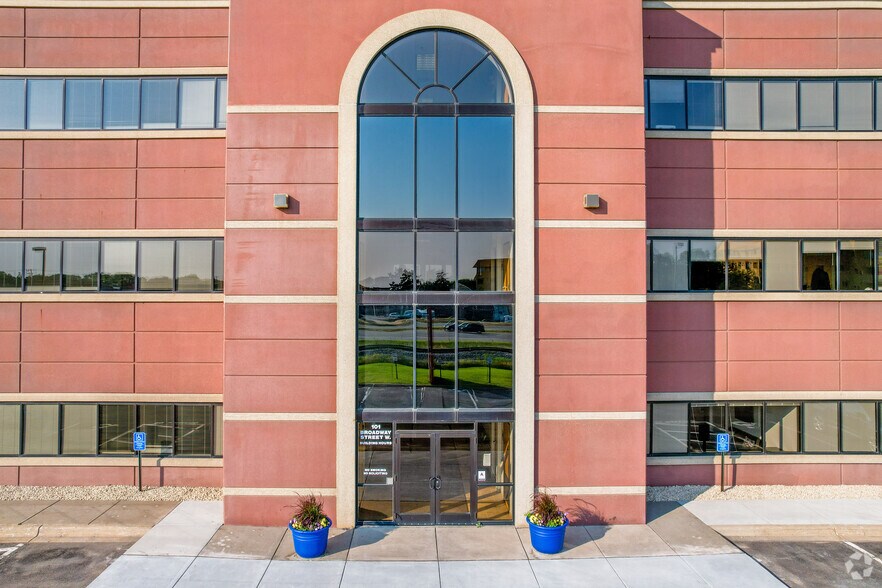 More Photos Of 101 Broadway St W, Osseo Office For Lease