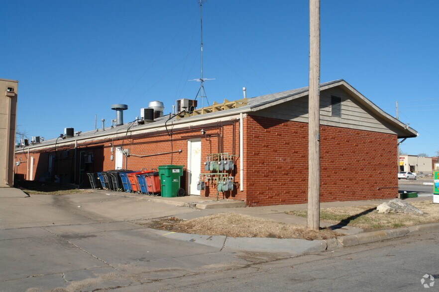 More Photos Of 2417-25 S Glendale St, Wichita Freestanding For Lease