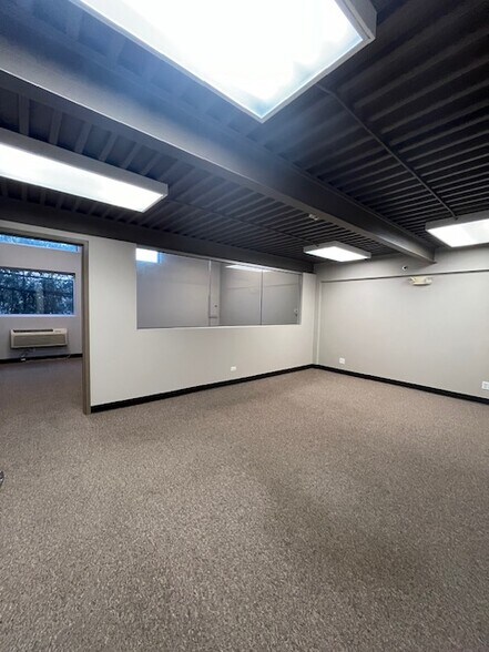 More Photos Of 1630 Old Deerfield Rd, Highland Park Warehouse For Lease