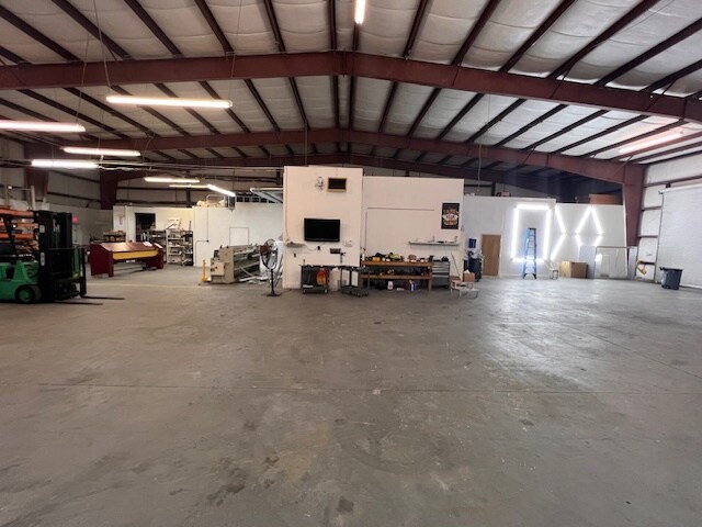 More Photos Of 4050-4060 Louis Ave, Holiday Warehouse For Lease