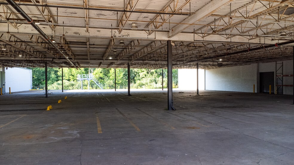 More Photos Of 21600 Drake Rd, Strongsville Warehouse For Lease