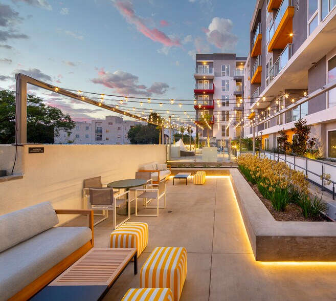 More Photos Of 988 S Manhattan Pl, Los Angeles Apartments For Lease