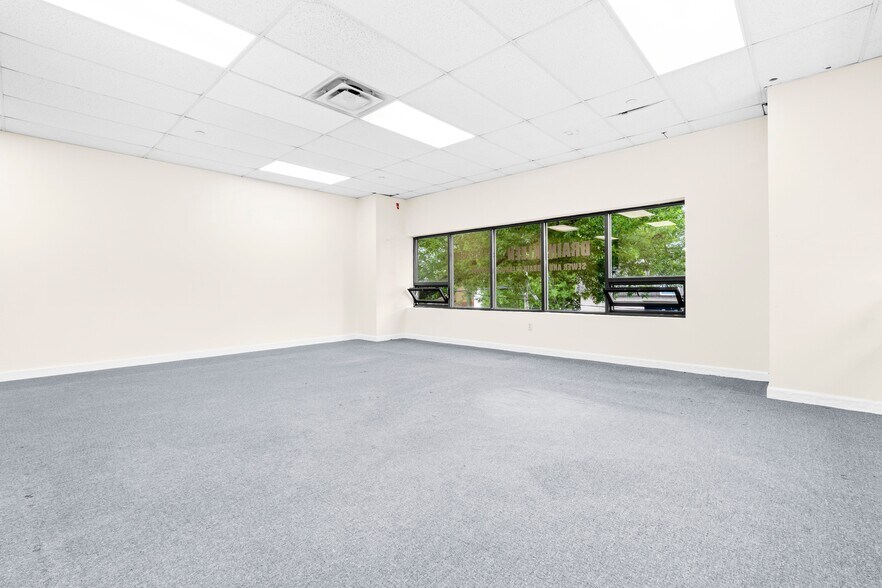 More Photos Of 57 Lake St, White Plains Auto Dealership For Lease