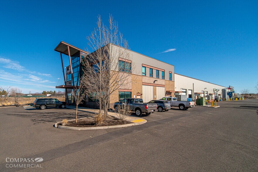 More Photos Of 375 NE 11th St, Redmond Warehouse For Lease