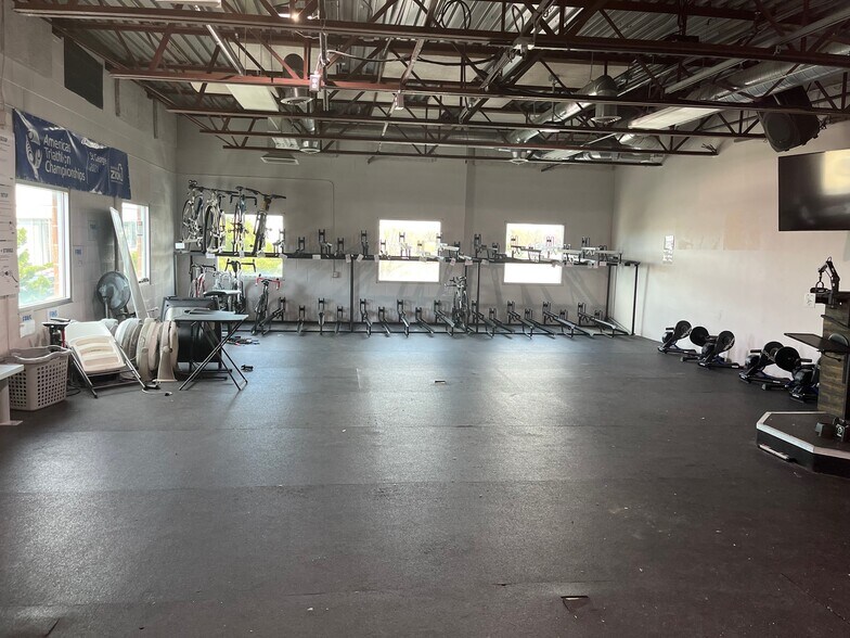 More Photos Of 461-489 W Parkland Dr, Sandy Warehouse For Lease