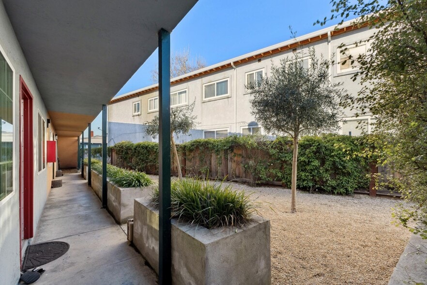 More Photos Of 6563 Shattuck Ave, Oakland Apartments For Sale