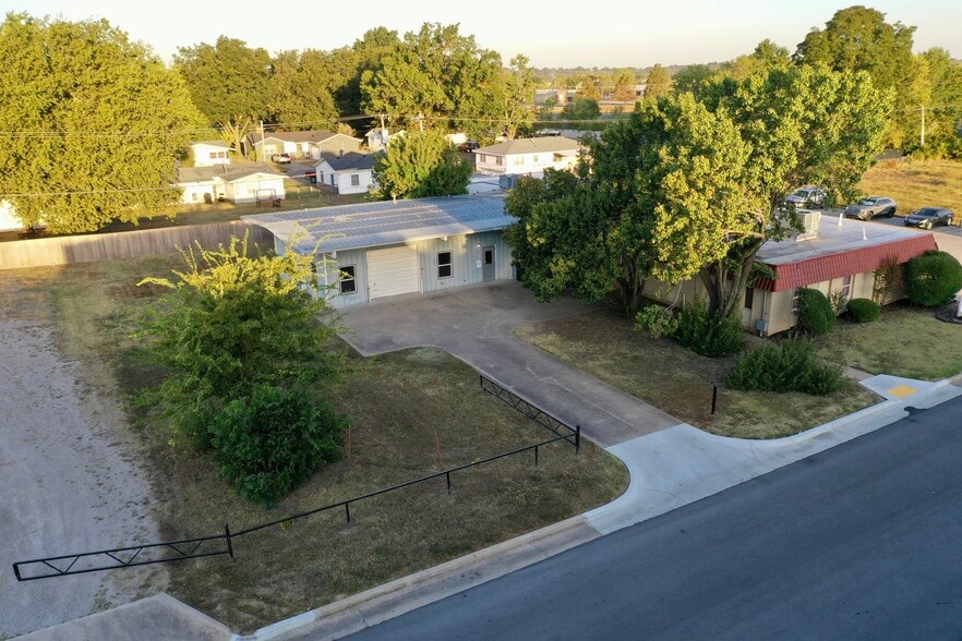 Primary Photo Of 1413 N Muskogee Pl, Claremore Office For Sale