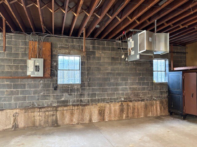 More Photos Of 12 Pease Ave, Middletown Showroom For Lease