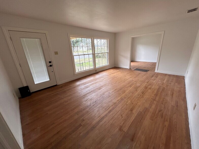 More Photos Of 404 N Henderson Blvd, Kilgore Office For Lease