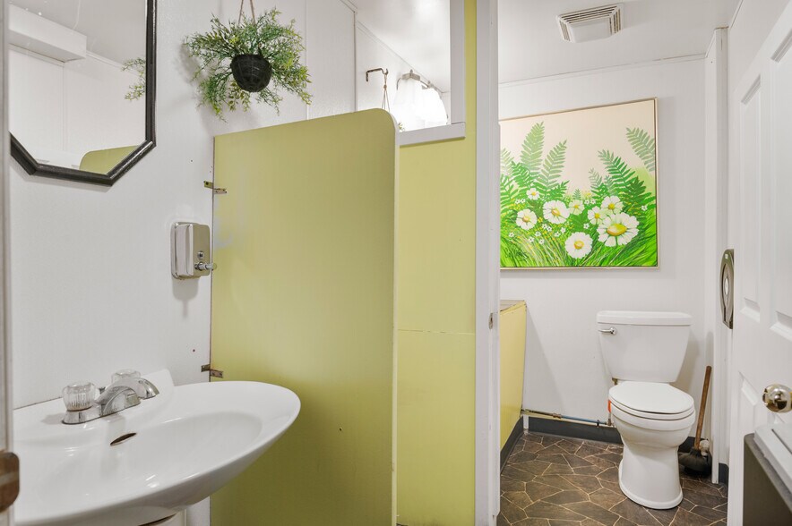 More Photos Of 17001 IN-3, Eaton Bar For Sale