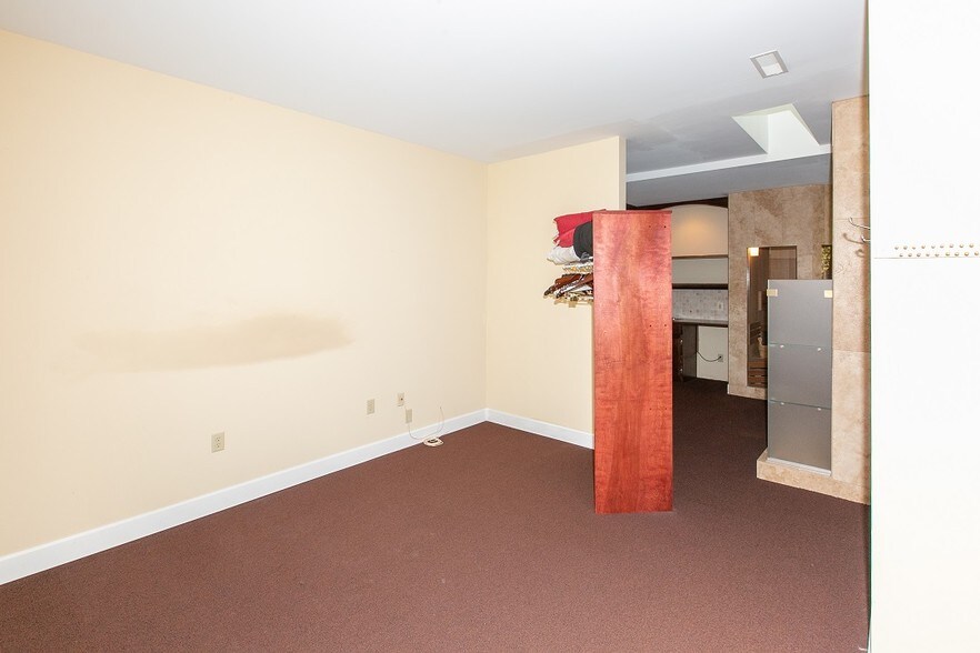More Photos Of 2040 N Ferry St, Anoka Office For Sale