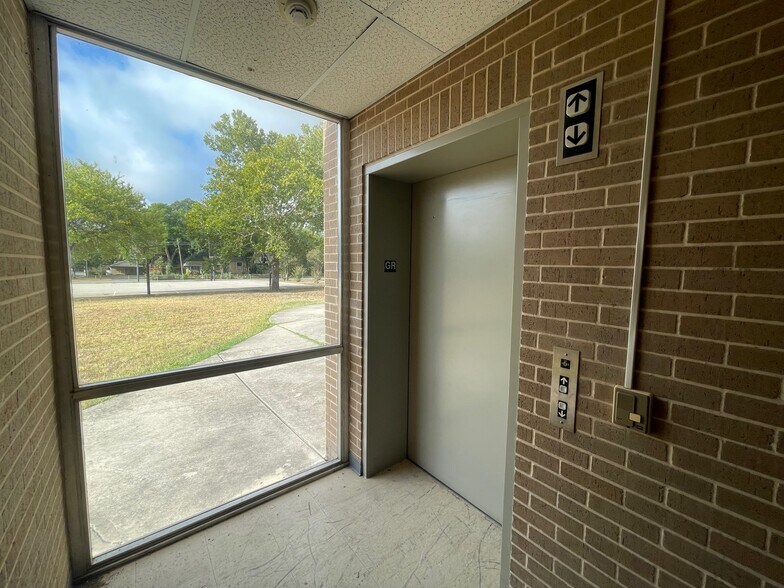 More Photos Of 216 E College St, Seguin Flex For Sale