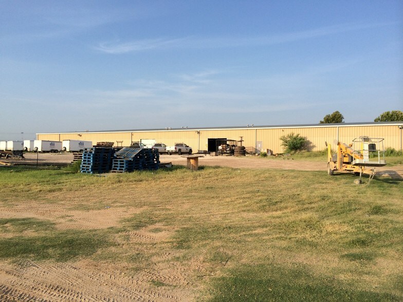 More Photos Of 1301 East Ave, Carrizo Springs Warehouse For Lease