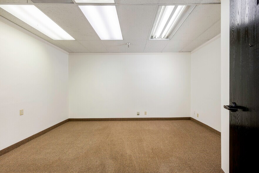 More Photos Of 1672-1688 Sierra Madre Cir, Placentia Showroom For Sale