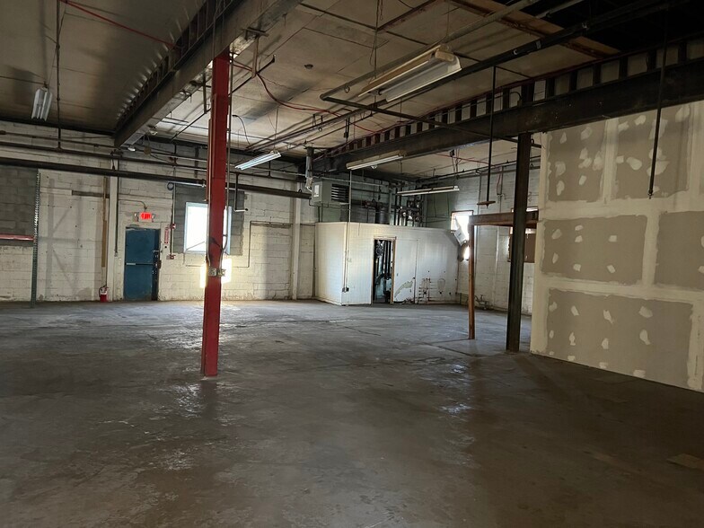 More Photos Of 122 E Railroad Ave, West Haverstraw Showroom For Lease