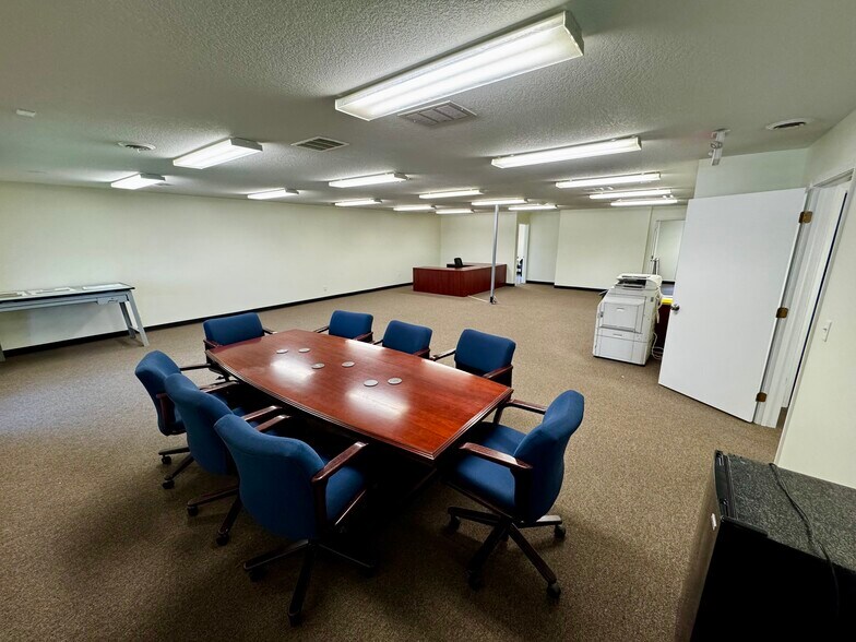 More Photos Of 1170 W Kansas St, Liberty Unknown For Lease