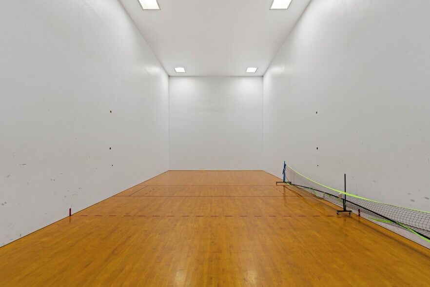 More Photos Of 985 Newmark Ave, Coos Bay Health Club For Sale