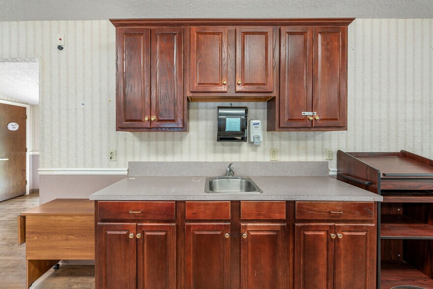 More Photos Of 510 E Bonham St, Jefferson Medical For Sale