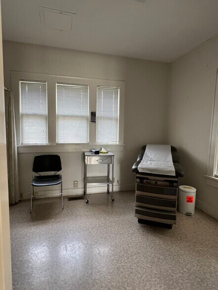 More Photos Of 307 Cottage Ave, Anderson Office For Sale