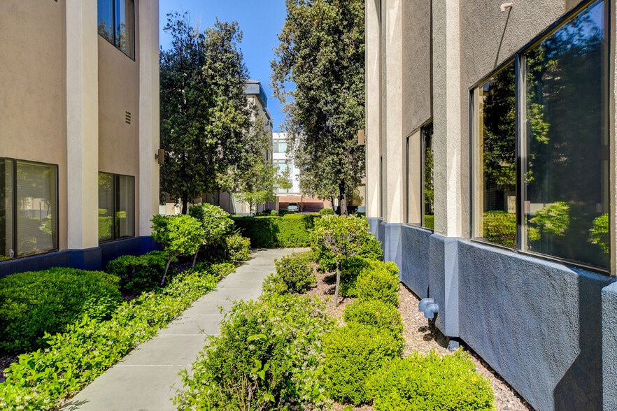 More Photos Of 8867 W Flamingo Rd, Las Vegas Office For Sale