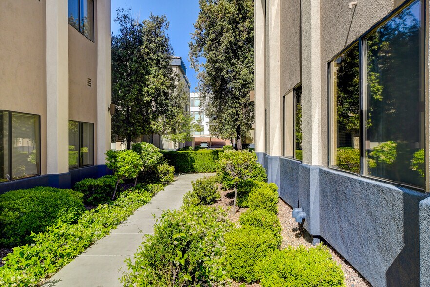 More Photos Of 8867 W Flamingo Rd, Las Vegas Office For Sale