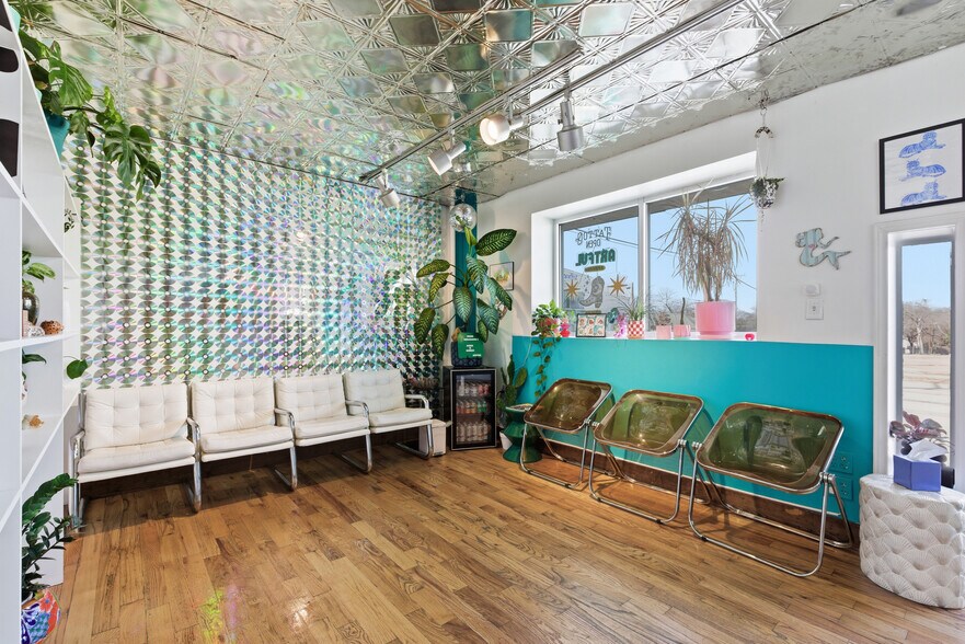 More Photos Of 738 W Davis St, Dallas Medical For Sale