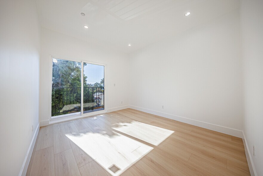More Photos Of 2938 S Sycamore Ave, Los Angeles Apartments For Sale