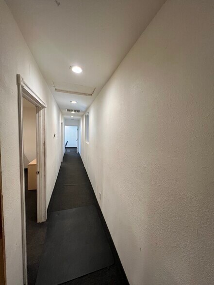 More Photos Of 225 N Highway 91, Summit Service For Lease