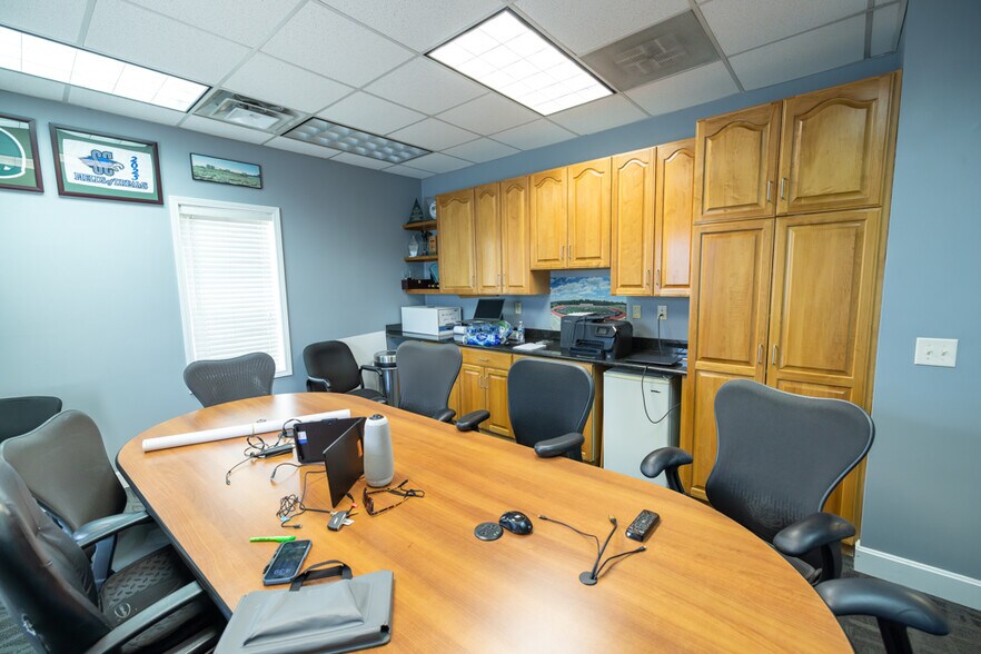 More Photos Of 1621 Se Summit St, Lee's Summit Light Distribution For Lease