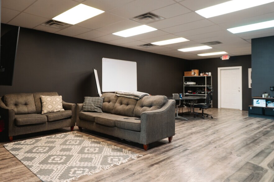 More Photos Of 7400-7440 NW River Park Dr, Parkville General Retail For Lease