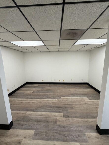 More Photos Of 400-404 N Lynn Riggs Blvd, Claremore Storefront Retail Office For Lease