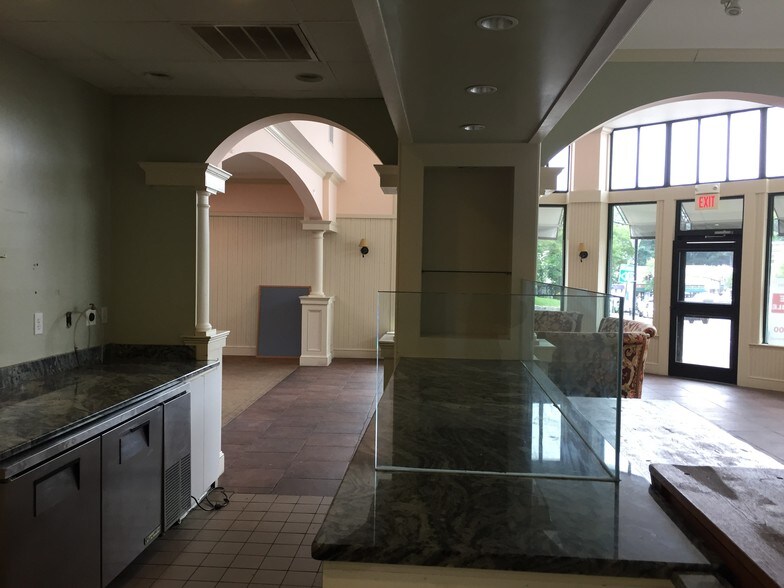 More Photos Of 579 Washington St, Wellesley Storefront For Lease