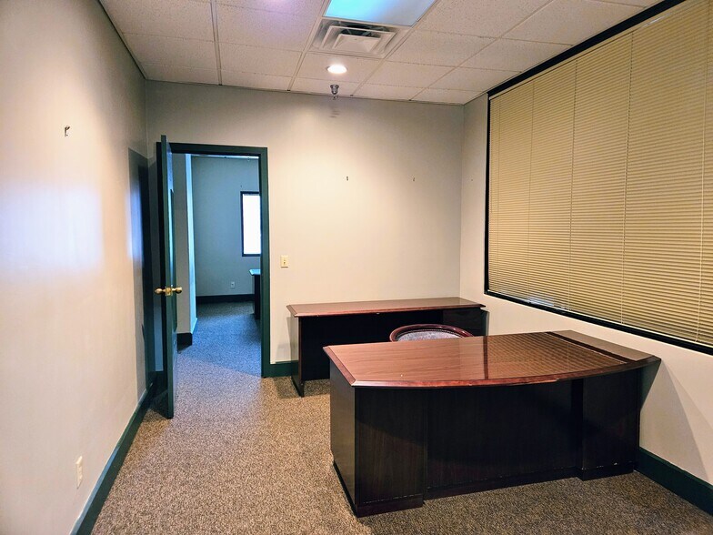 More Photos Of 113 W Public Sq, Glasgow Office For Sale