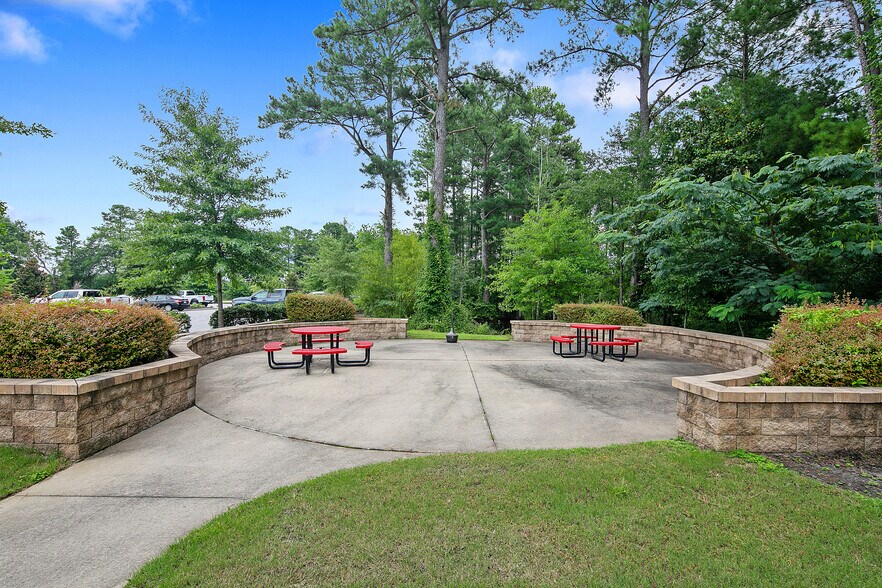 More Photos Of 2847 Bridgewood Dr, Fayetteville Office For Sale