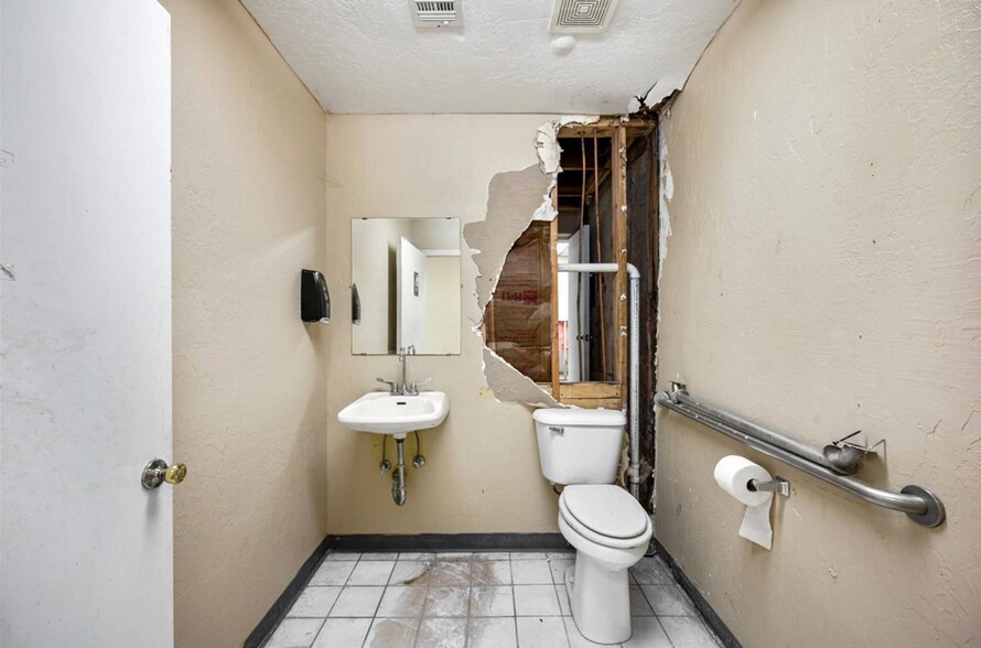 More Photos Of 1511 NW Cache Rd, Lawton General Retail For Sale