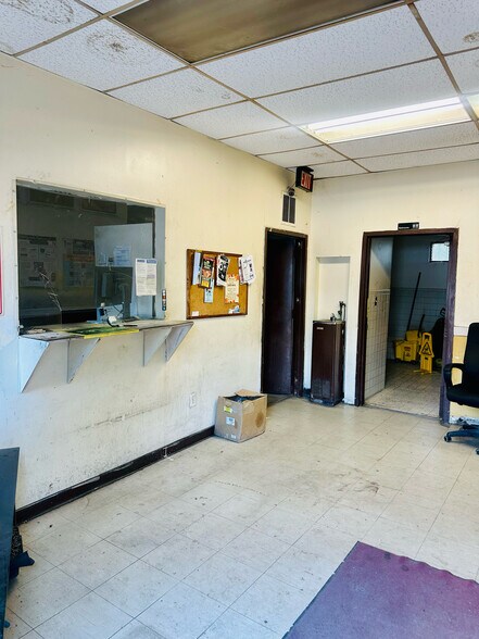 More Photos Of 2405 22nd St NE, Washington Auto Repair For Sale