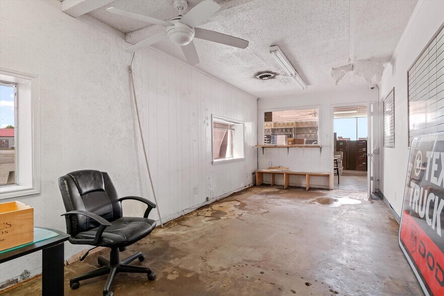More Photos Of 1608 W Moore Ave, Terrell Auto Dealership For Sale