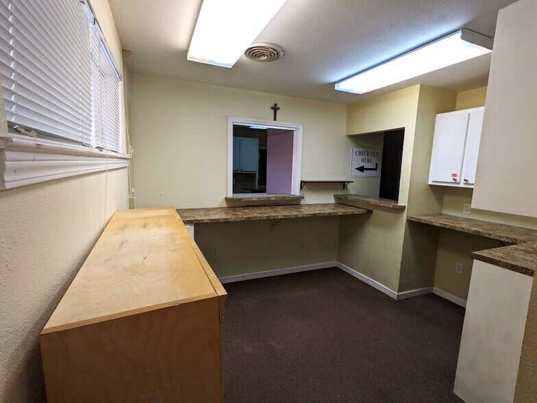 More Photos Of 214 S Burnside Ave, Gonzales Medical For Lease