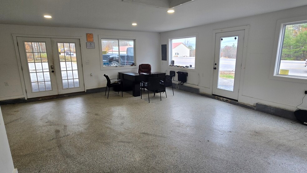 More Photos Of 187 Dover Rd, Chichester Freestanding For Sale